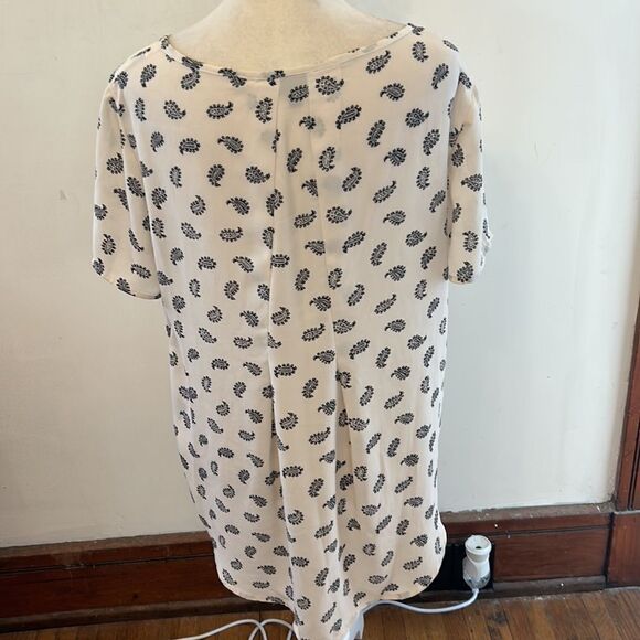 Premise Studio cream paisley short sleeve blouse Size M EUC - Picture 6 of 10